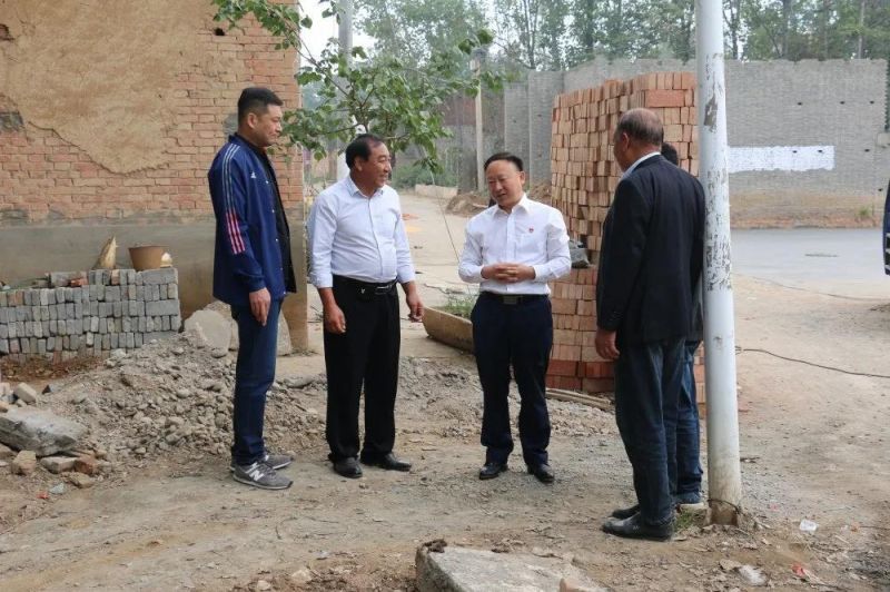 扶貧路上  攜手同行——弘義集團黨委書記、董事長張秀峰一行 到定點幫扶村調(diào)研