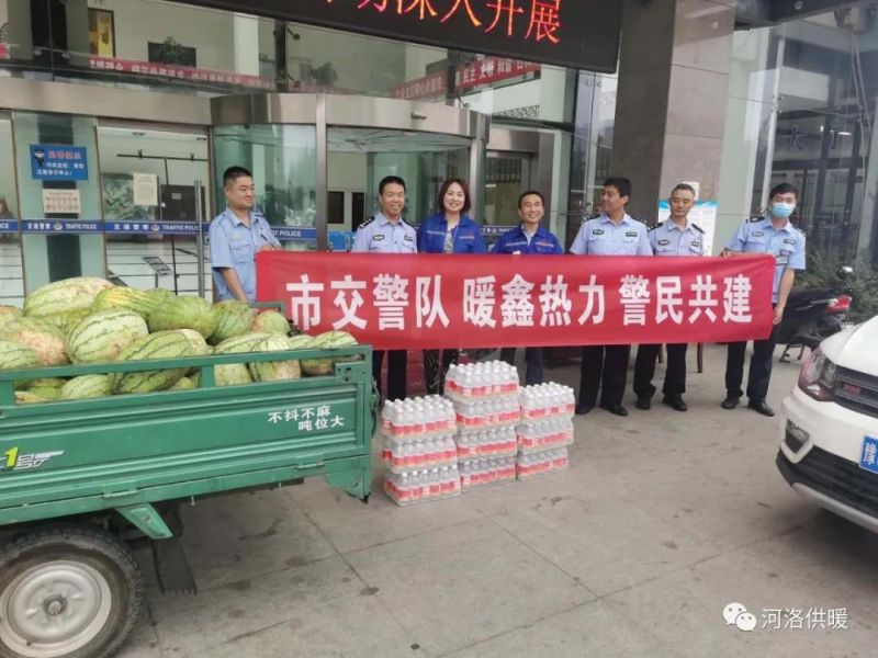 高溫下交警執(zhí)勤忙，暖鑫熱力送瓜送水送清涼